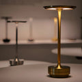 Dekorativ bordslampa med rund skärm och smal fot