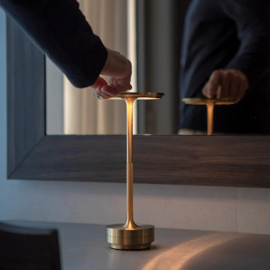Dekorativ bordslampa med rund skärm och smal fot