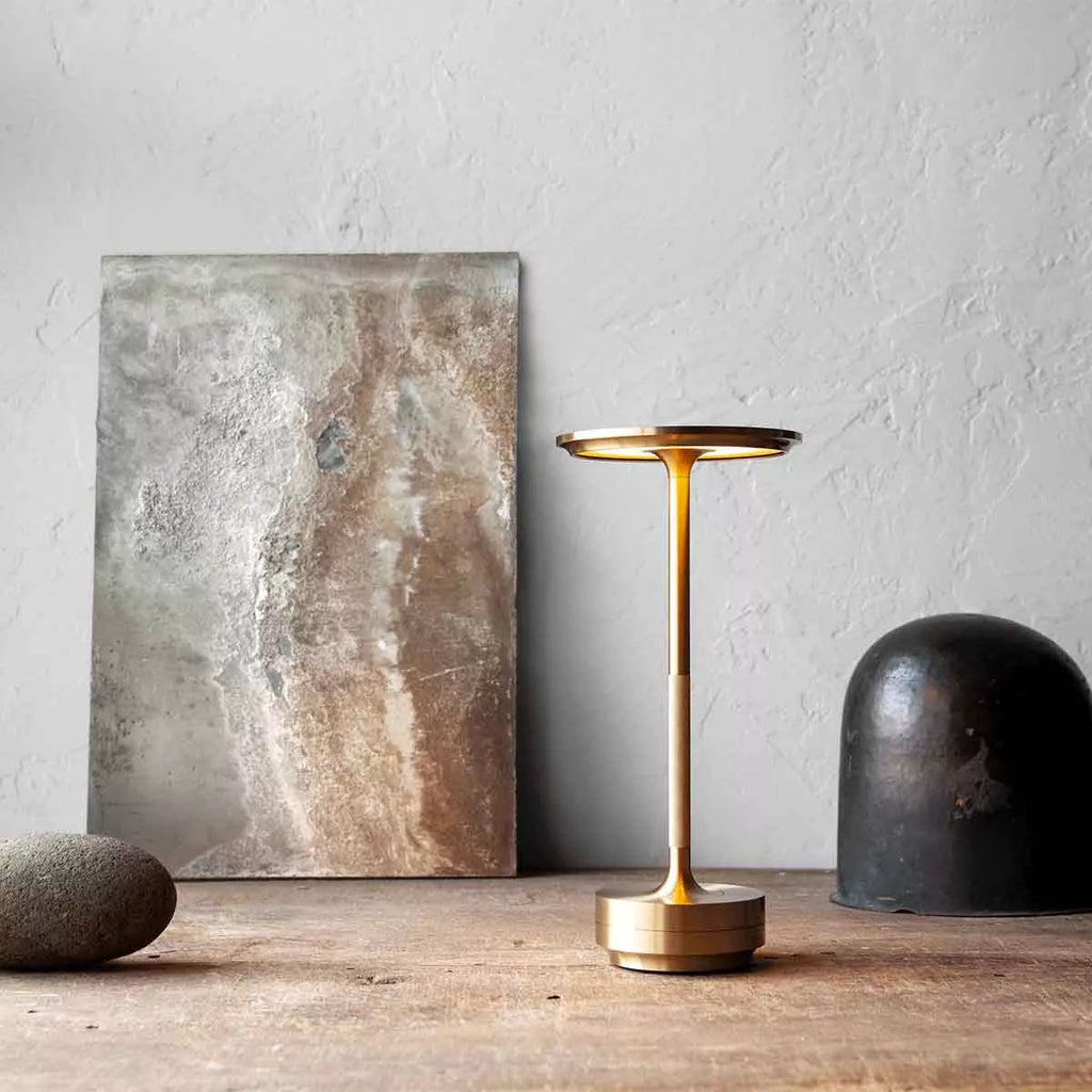 Dekorativ bordslampa med rund skärm och smal fot