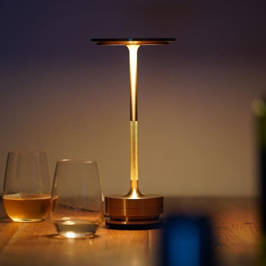 Dekorativ bordslampa med rund skärm och smal fot