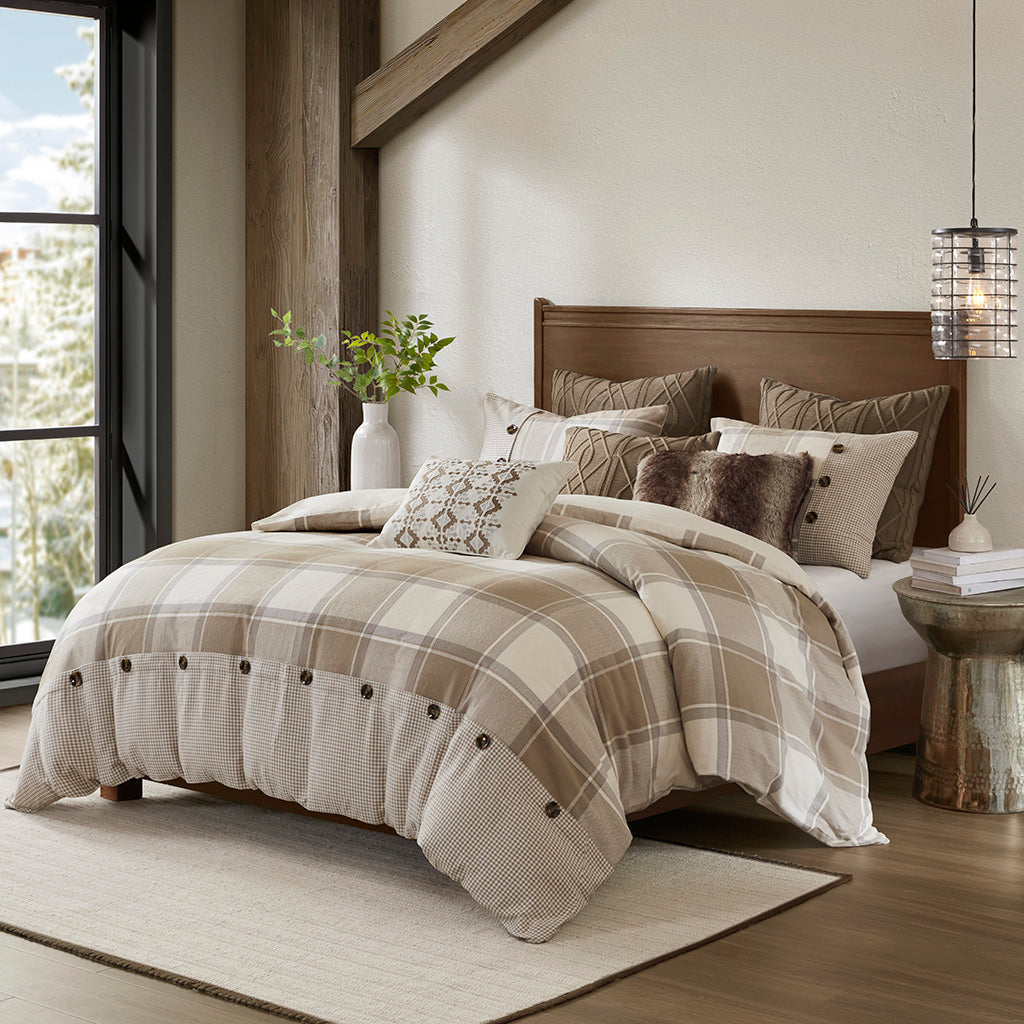 Rutigt påslakanset med matchande örngott och dekorativa knappar på en bäddad säng