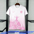 Vit kortärmad fotbollströja med rosa grafiskt statymotiv