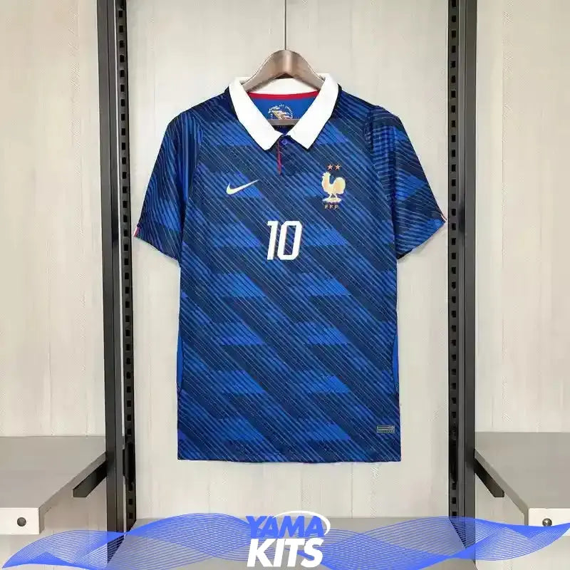 Blå fotbollströja med vit krage, Frankrikes emblem och Mbappé nummer 10