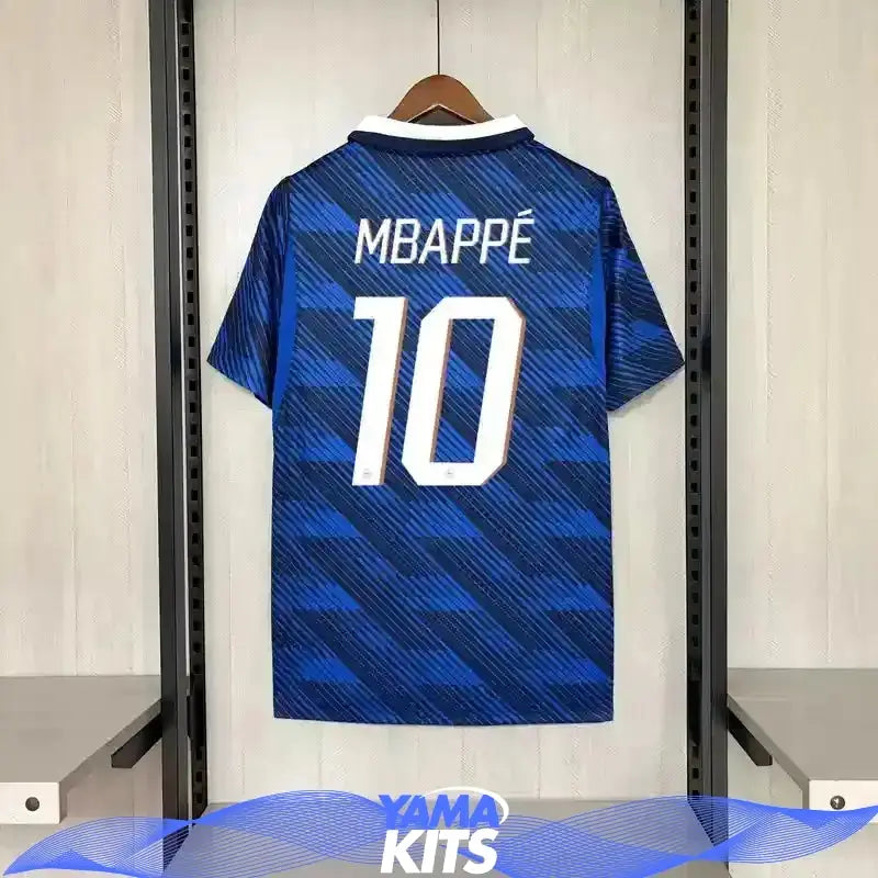 Blå fotbollströja med vit krage, Frankrikes emblem och Mbappé nummer 10