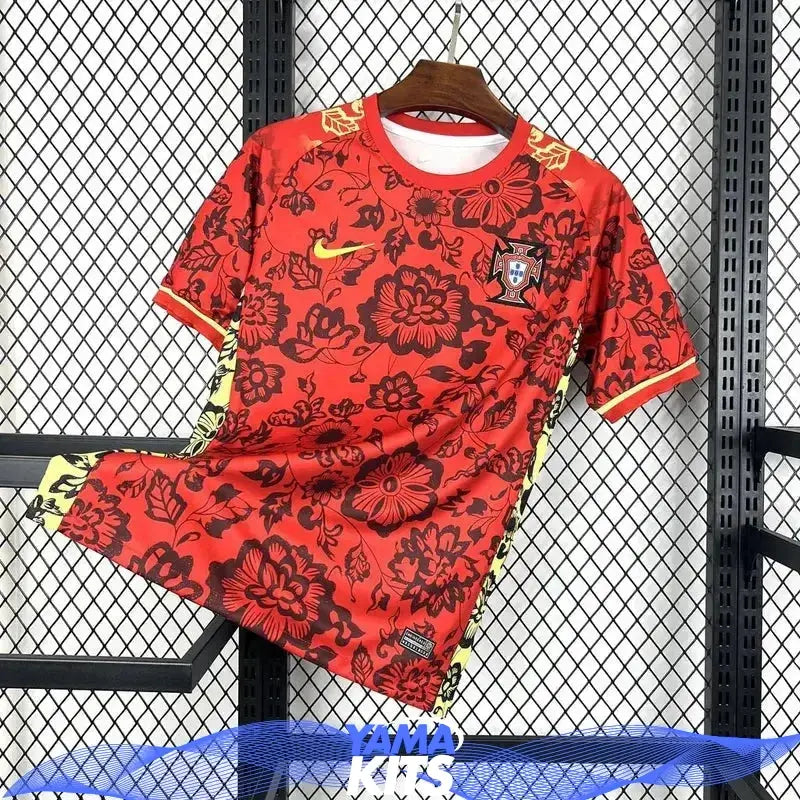 Röd kortärmad sporttröja med portugisiskt emblem och blommigt mönster