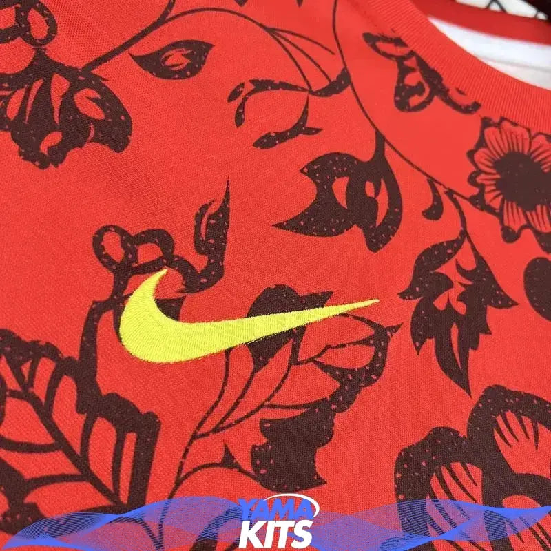 Röd kortärmad sporttröja med portugisiskt emblem och blommigt mönster