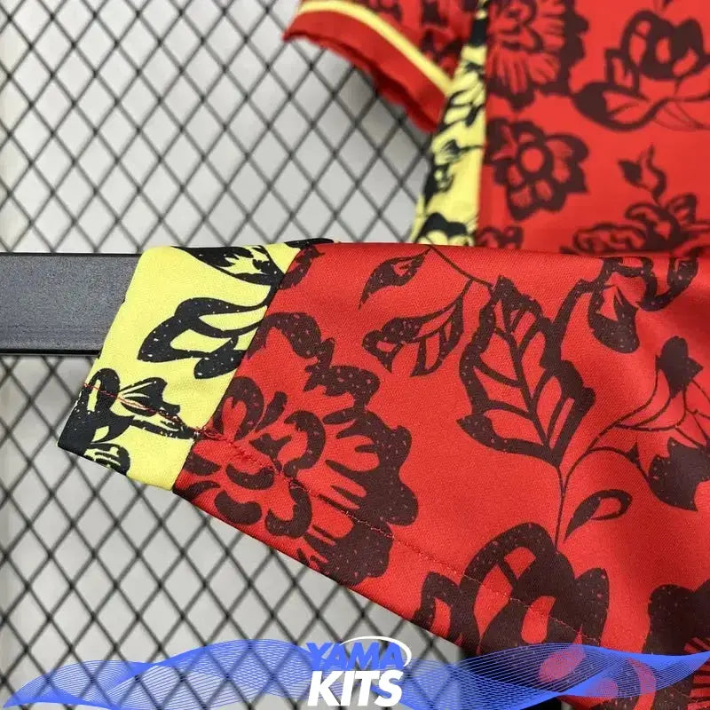 Röd kortärmad sporttröja med portugisiskt emblem och blommigt mönster