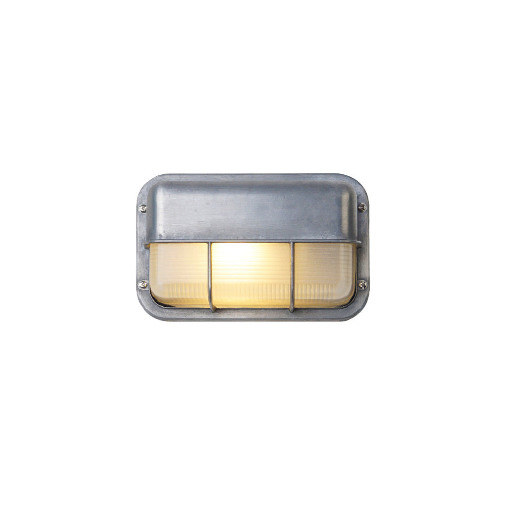 Grå vägglampa med räfflat glas monterad vid en ytterdörr