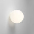 Rund vit LED-vägglampa med frostat klotglas