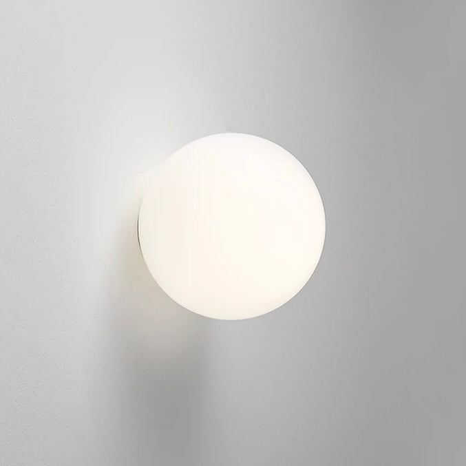 Rund vit LED-vägglampa med frostat klotglas