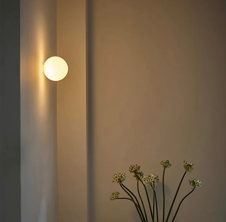 Rund vit LED-vägglampa med frostat klotglas