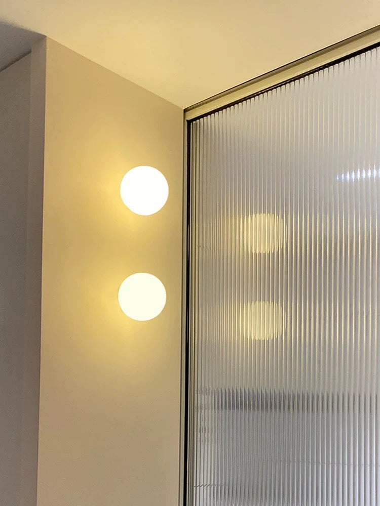 Rund vit LED-vägglampa med frostat klotglas