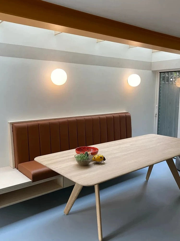 Rund vit LED-vägglampa med frostat klotglas