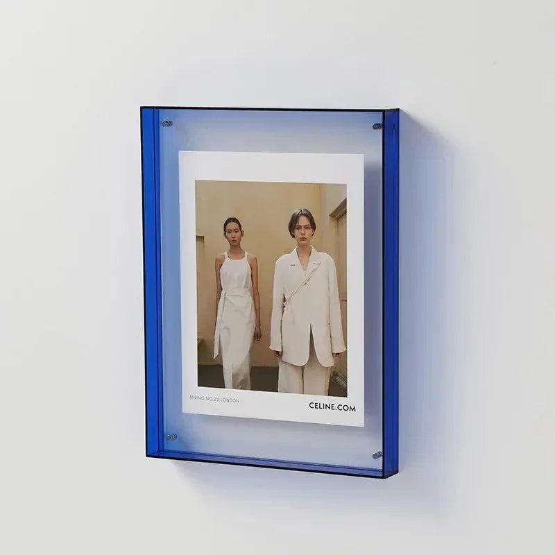 Rektangulär fotoram i akryl med färgad kant och transparent front