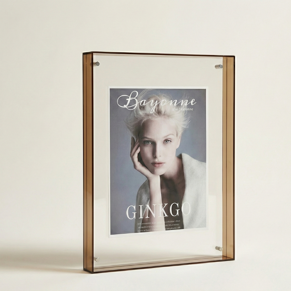 Rektangulär fotoram i akryl med färgad kant och transparent front
