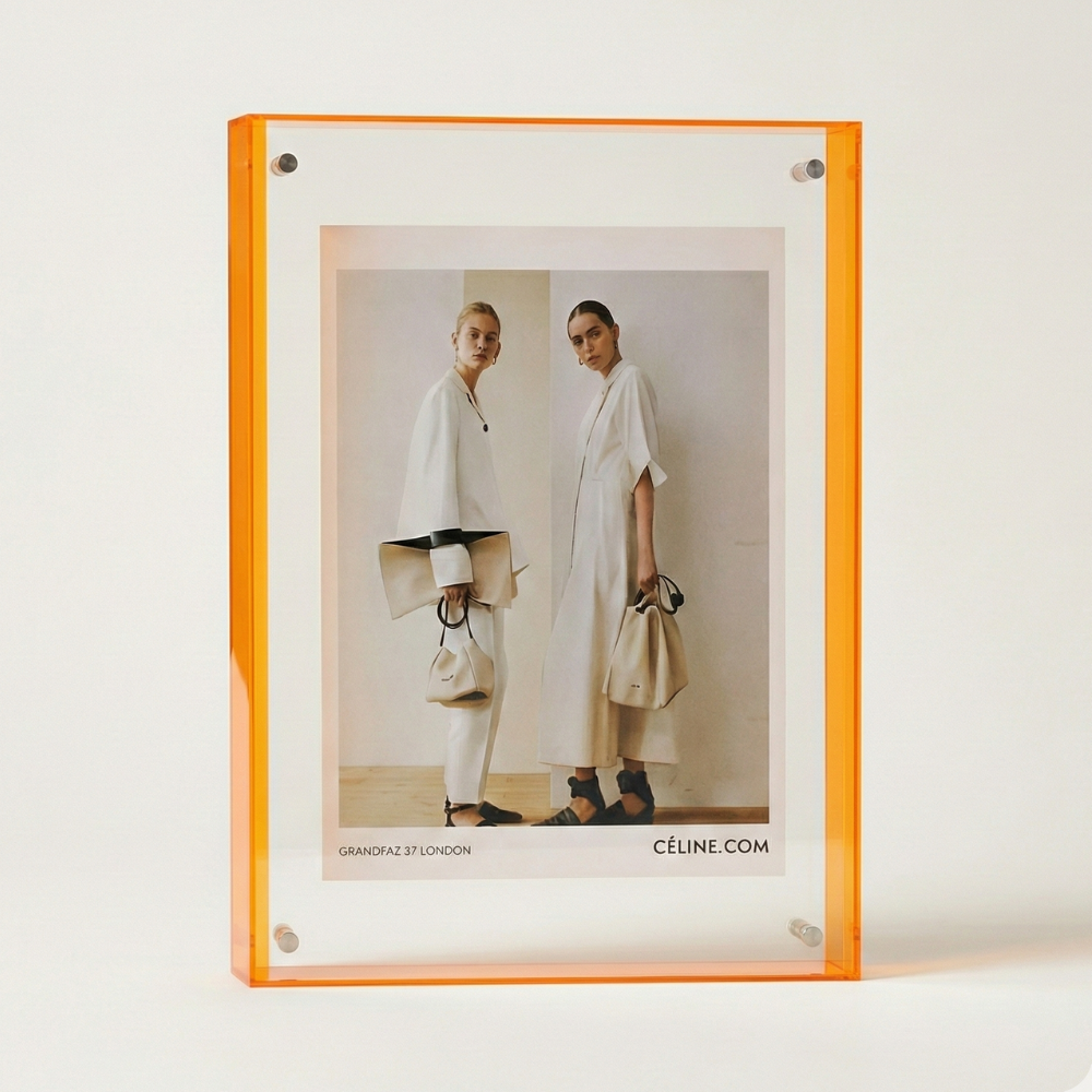 Rektangulär fotoram i akryl med färgad kant och transparent front