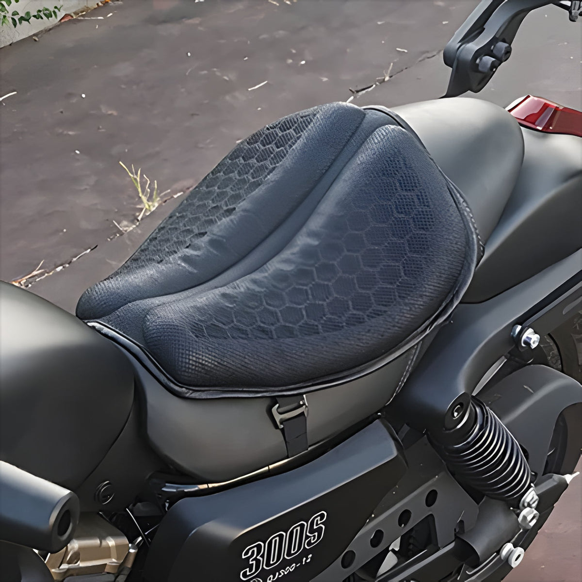 Svart gelstuddyna med strukturerad yta och fästremmar på motorcykelsadel