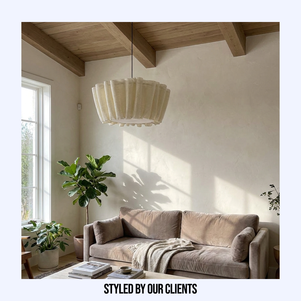 Beige takpendel med veckad textilskärm och svart sladd
