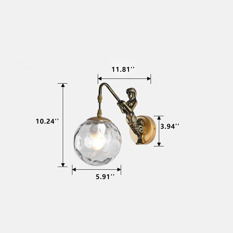Dekorativ vägglampa med strukturerad glaskula och sjöjungfrufigur