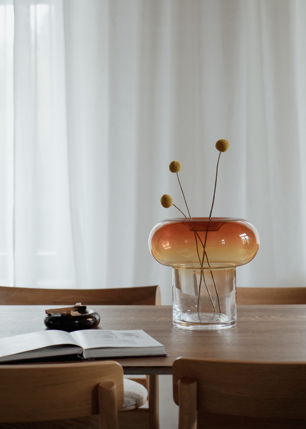 Glasvas med bärnstensfärgad rundad överdel och klar cylindrisk bas