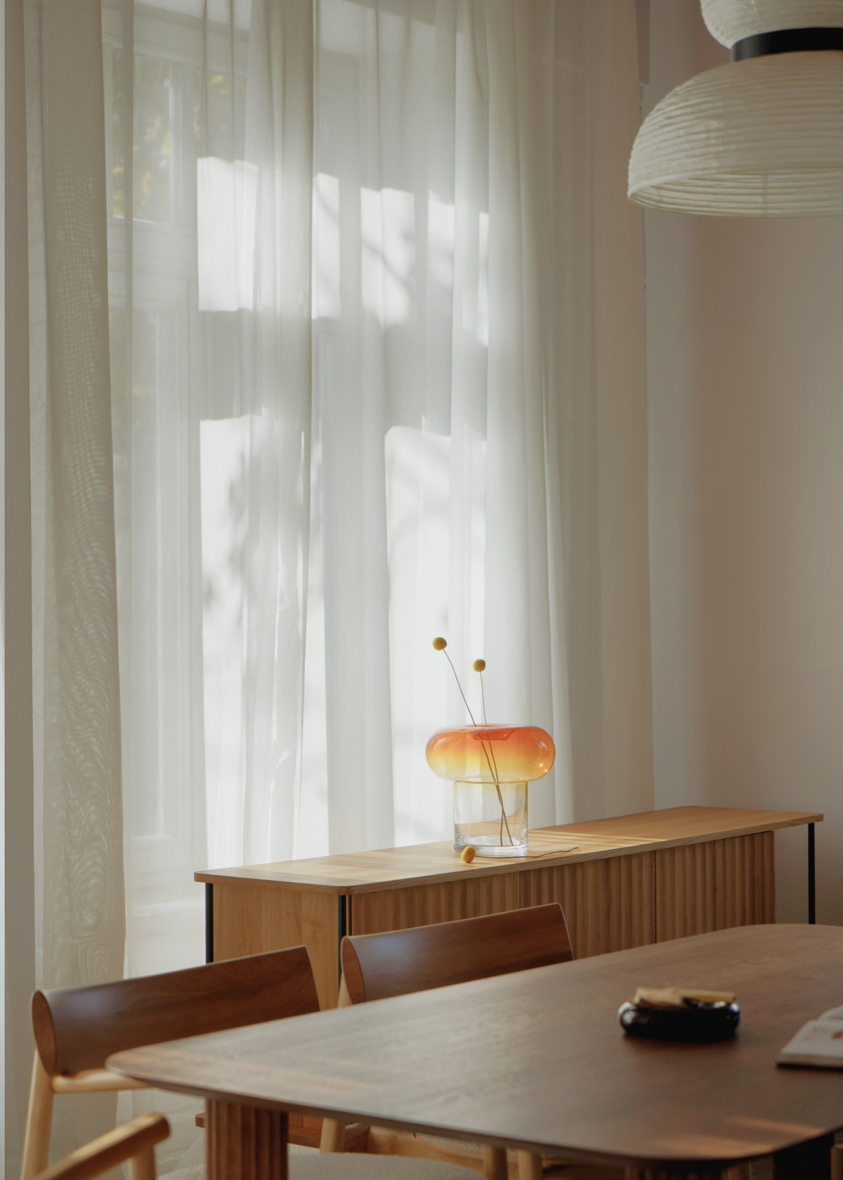 Glasvas med bärnstensfärgad rundad överdel och klar cylindrisk bas