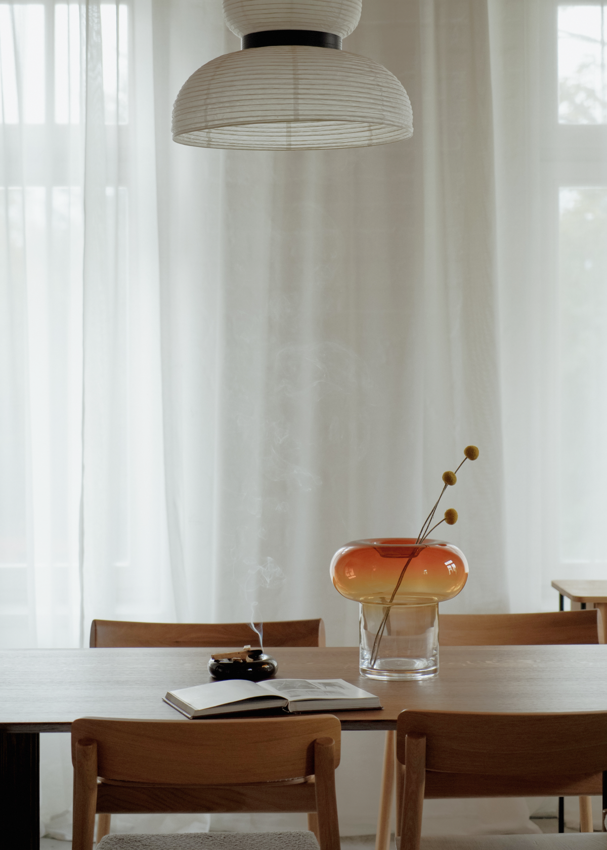 Glasvas med bärnstensfärgad rundad överdel och klar cylindrisk bas