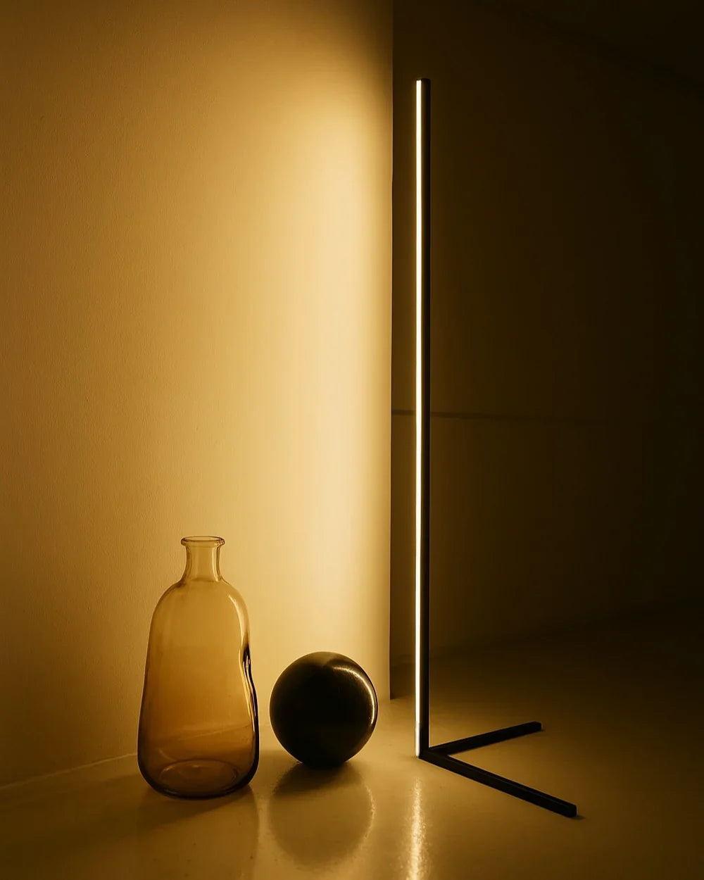Smal svart golvlampa med linjär design i ett sovrum