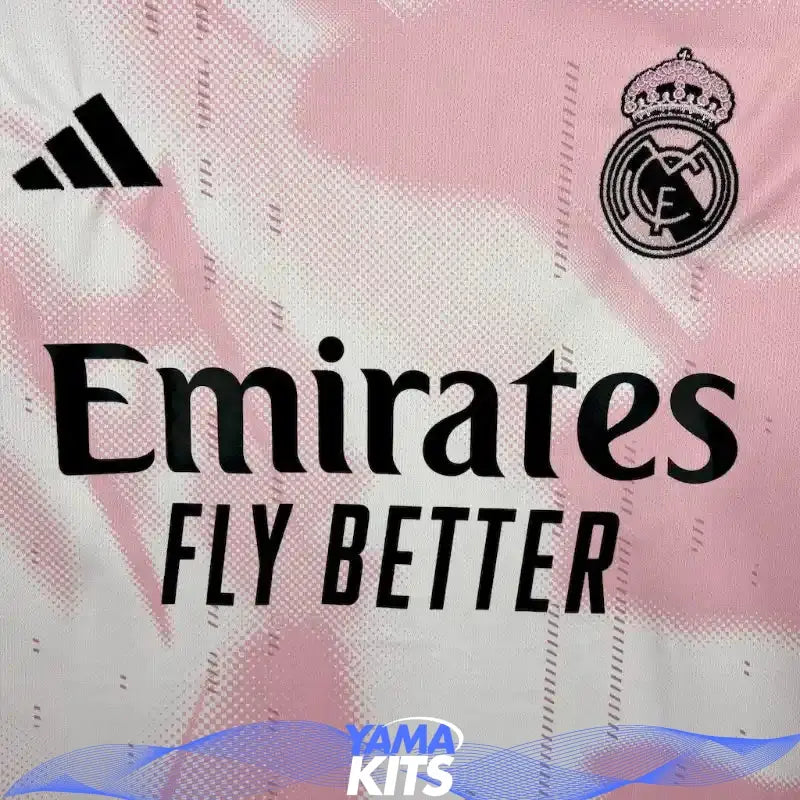 Rosa kortärmad Real Madrid-fotbollströja med abstrakt mönster och svarta detaljer