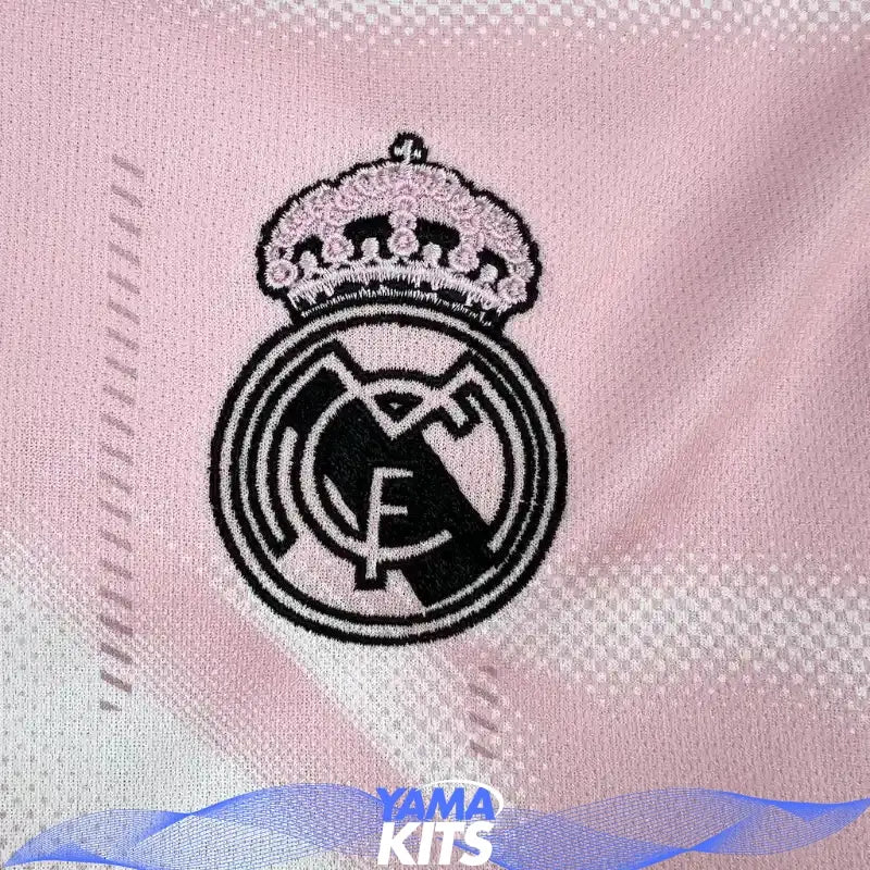 Rosa kortärmad Real Madrid-fotbollströja med abstrakt mönster och svarta detaljer