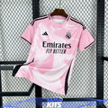 Rosa kortärmad Real Madrid-fotbollströja med abstrakt mönster och svarta detaljer