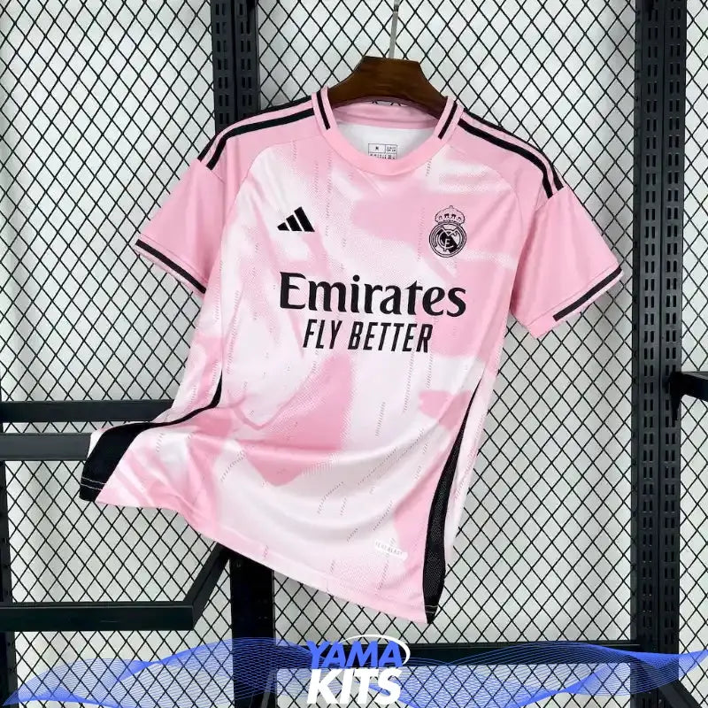Rosa kortärmad Real Madrid-fotbollströja med abstrakt mönster och svarta detaljer