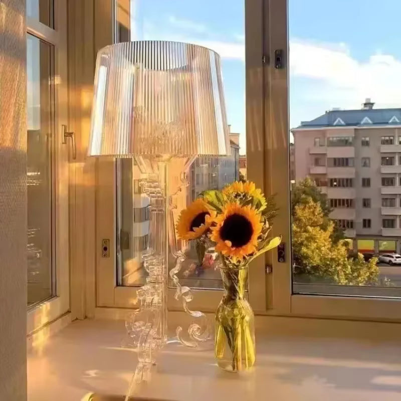 Klassisk bordslampa med ribbad lampskärm och dekorativ utsmyckad fot