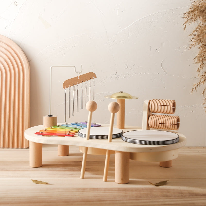 Musikbord för barn i ljus trälook med trummor, xylofon och cymbal