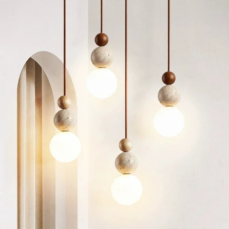Hängande taklampa med rund ljus lampskärm och kulformade detaljer