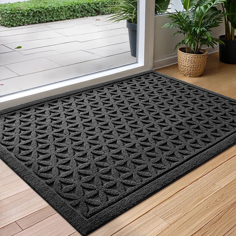 Rektangulär dörrmatta med vattenabsorberande yta och geometriskt reliefmönster