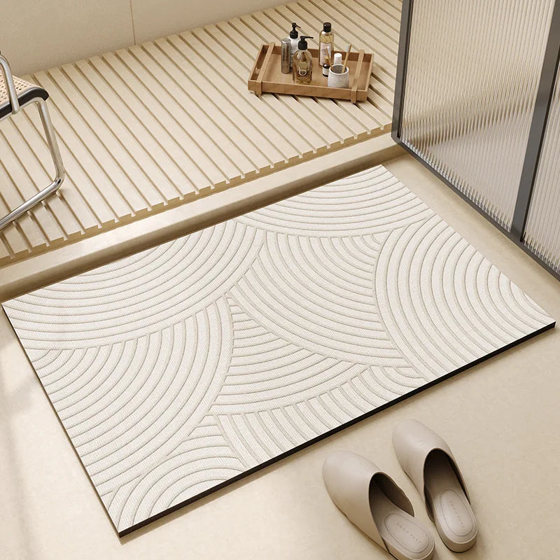 Ljus badrumsmatta med halksäker undersida och diskret geometriskt mönster