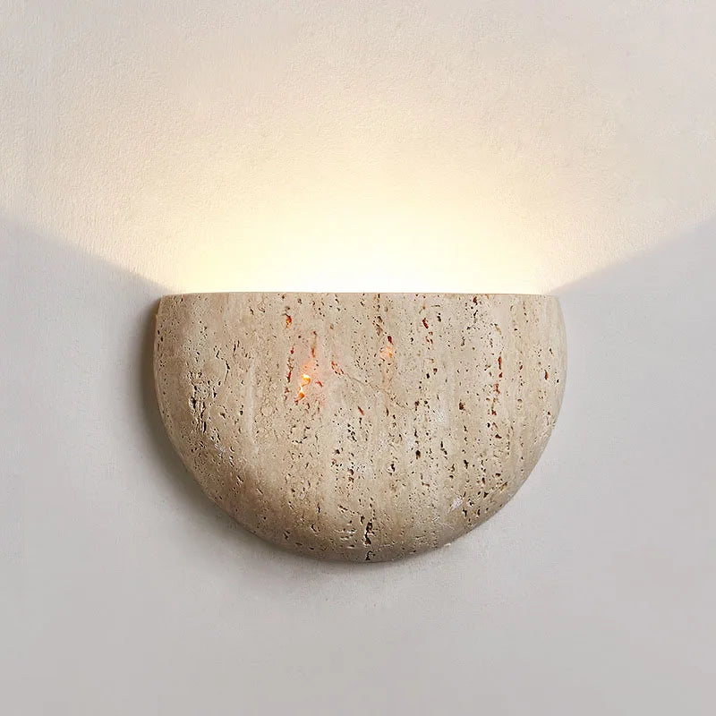Halvrund beige vägglampa i travertin med texturerad yta