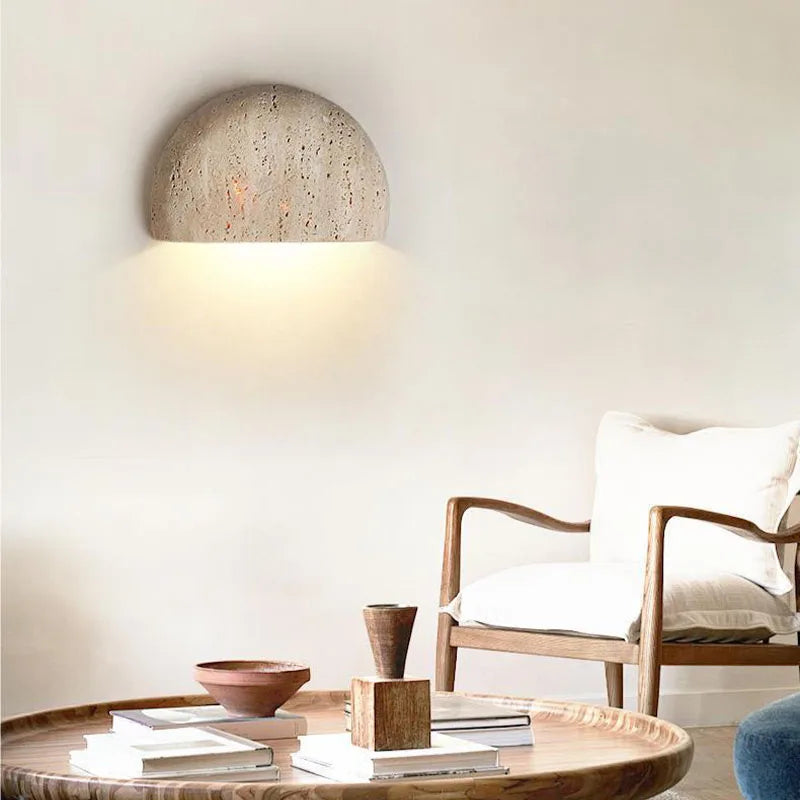 Halvrund beige vägglampa i travertin med texturerad yta