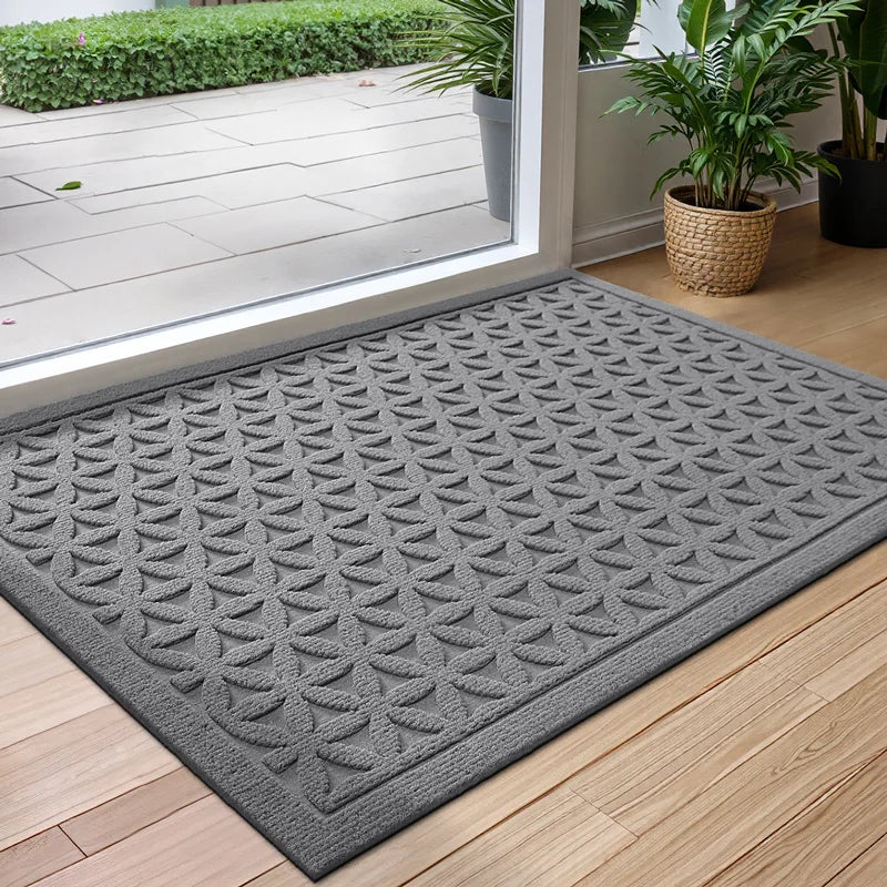 Rektangulär dörrmatta med vattenabsorberande yta och geometriskt reliefmönster