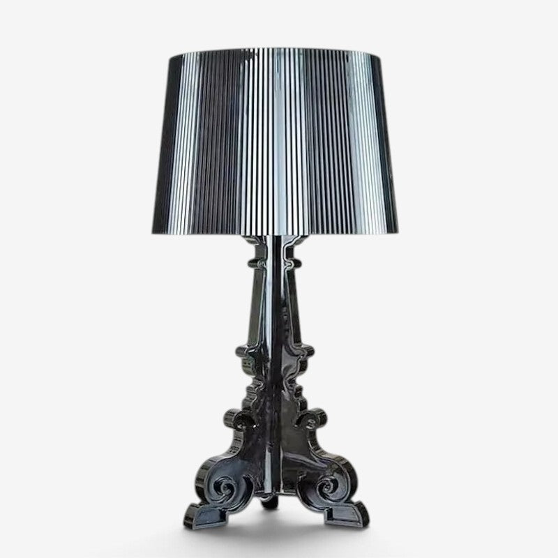 Klassisk bordslampa med ribbad lampskärm och dekorativ utsmyckad fot