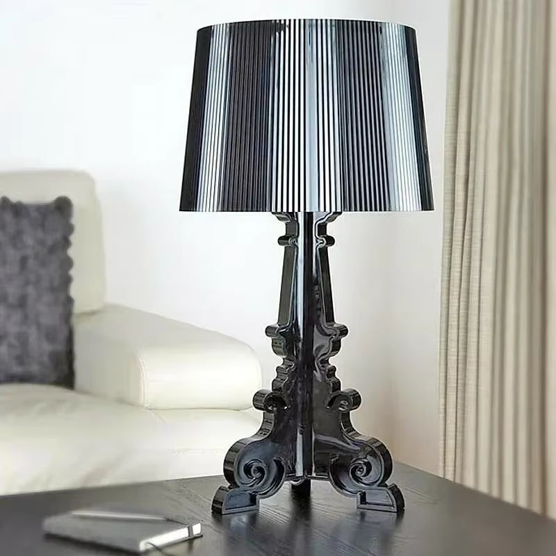 Klassisk bordslampa med ribbad lampskärm och dekorativ utsmyckad fot