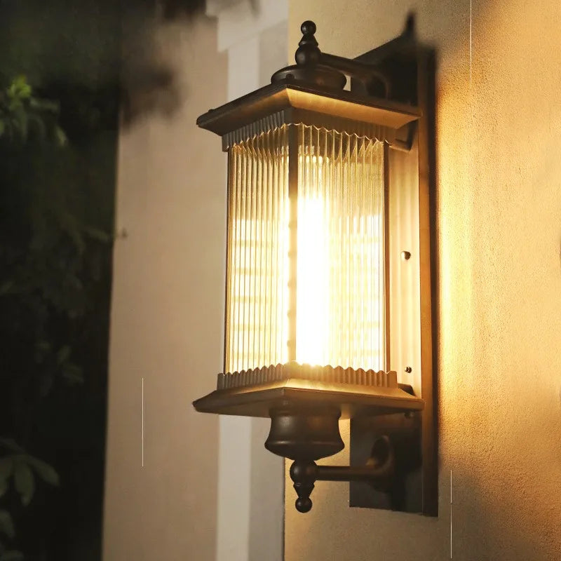 Klassisk svart utomhusvägglampa med ribbat klart glas