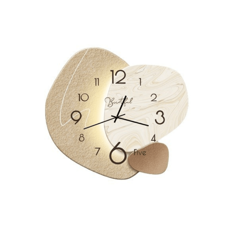 Beige organisk väggklocka med svarta siffror och dekorativa detaljer