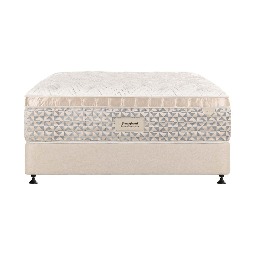 Beige madrass med quiltad ovansida och geometriskt mönstrad sidokant