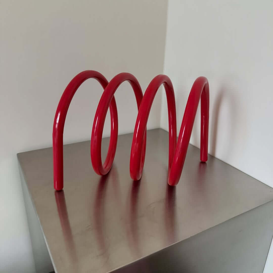 Spiralformad bokhållare för en bok på ett sidobord