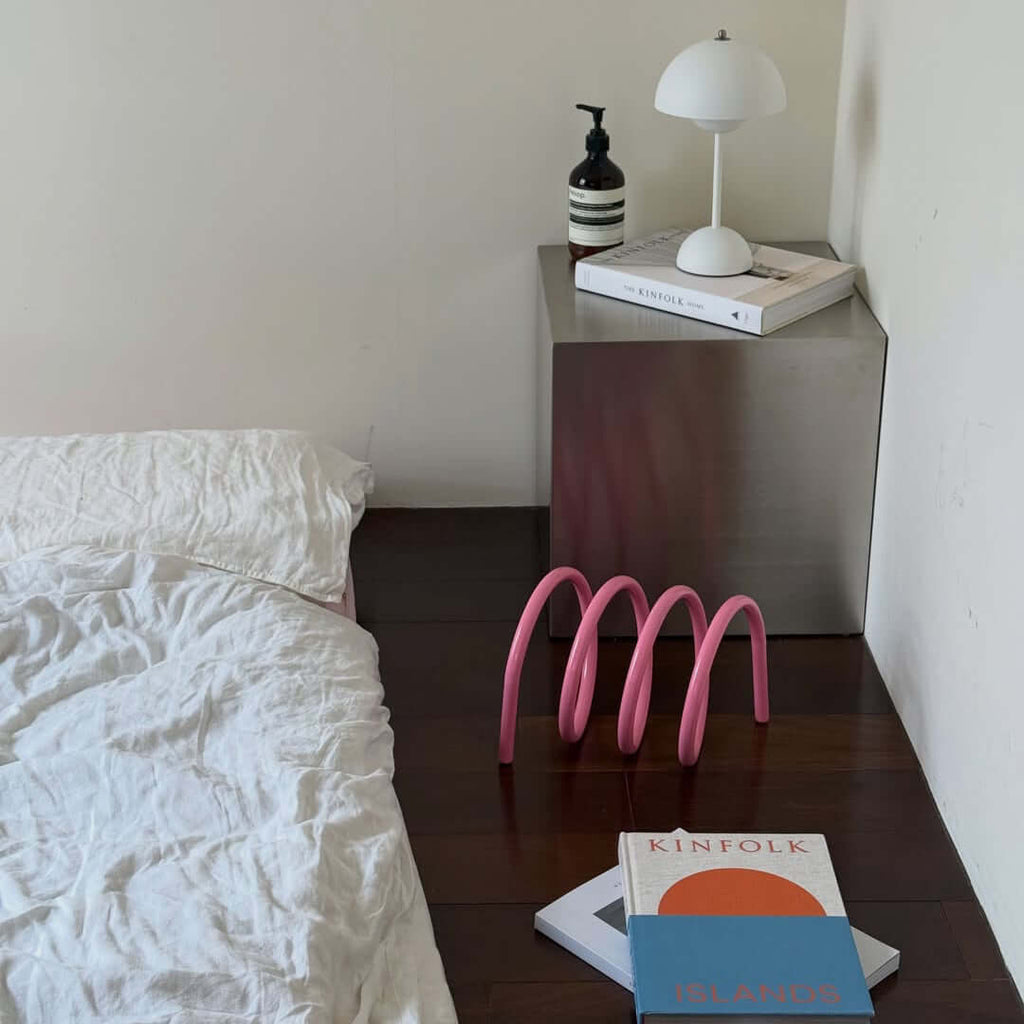 Spiralformad bokhållare för en bok på ett sidobord