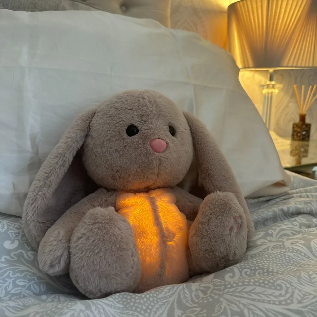 Grå mjuk gosedjurskanin med lysande orangegul mage