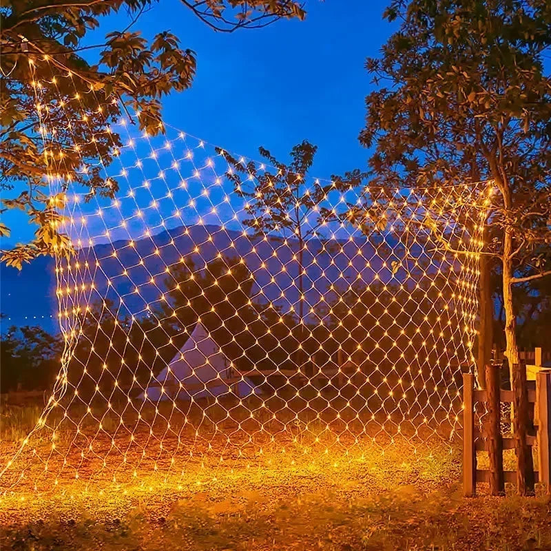 Nätformad LED-julbelysning med tätt placerade ljuspunkter