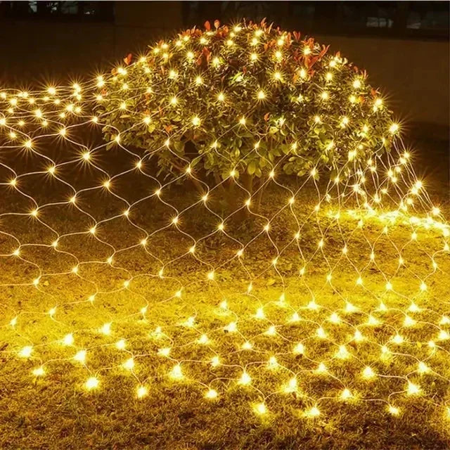 Nätformad LED-julbelysning med tätt placerade ljuspunkter