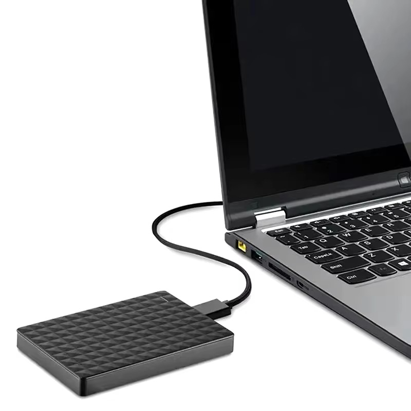 Svart extern hårddisk med geometriskt mönster och USB-kabel